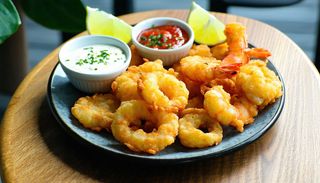 Frito Misto cu sos alioli și lime proaspat, cartofi prajiti