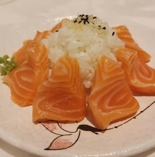 324.Chirashi salmone