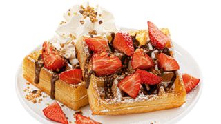 Gofr z bitą śmietaną i dodatkami do wyboru