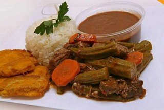 Piatto composto con riso bianco, tacchino e insalata di patate