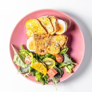 Na Tosta de Frango, Abacate e Ovo Cozido