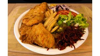 Șnițel auriu la farfurie