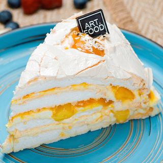 Меренговий торт із манго, маракуйєю та кокосовим кремом