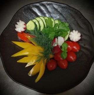 Овочева тарілка з редисом