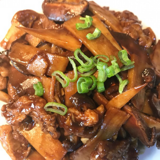 ternera con bambú y setas