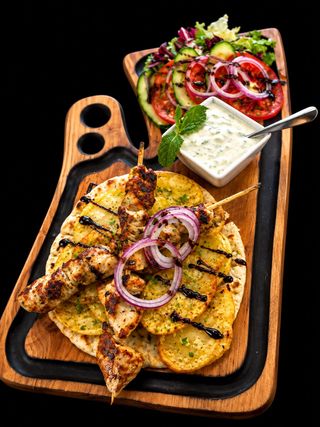 Souvlaki de pui cu rondele de cartofi