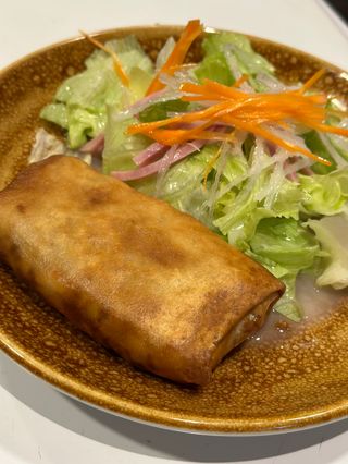 Rollo De Primavera Con Ensalada