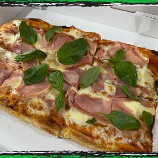 Pizza De Jamón Y Queso