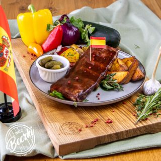 Żebro w marynacie z whisky z pieczonymi ziemniakami i warzywami