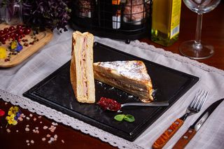 Sandwich cu brânză și mușchi file