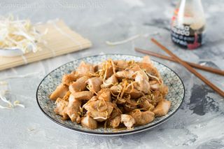 Pollo con germogli di soia