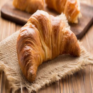 Croissant De Mantequilla Con Salmón Eco, Huevo Al Gusto Y Espinacas