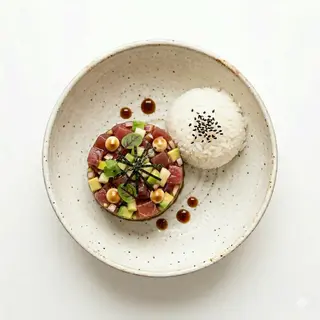 Tartar De Atún Con Soja, manzana, cebolla morada, aguacate y soja