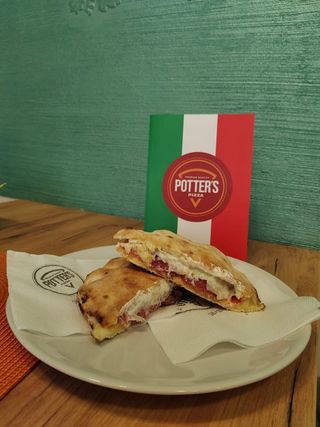 Lepinja sa kajmakom i paradajzom