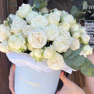 Кущова троянда з евкаліптом в коробці