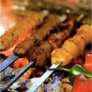 Grillades mixtes Deluxe pour 2 personnes avec riz, entrées et frites 