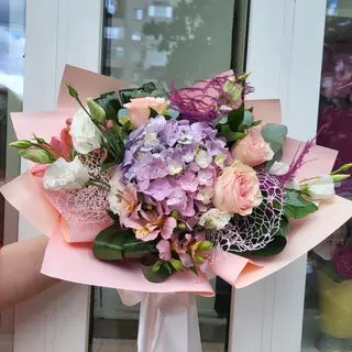 Buchet cu hortensia, trandafiri, alstroemeria, lisianthus