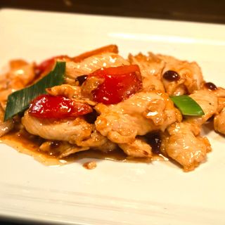 Pollo in salsa fagioli neri 