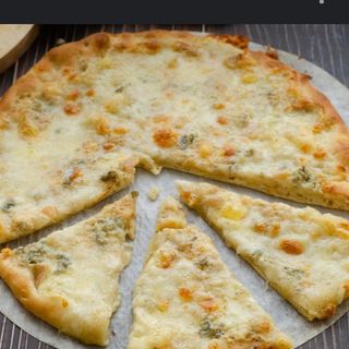 Pizza 4 queso 33x33cm+ refresco lata 