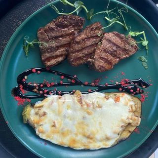 Медальены из говядины с баклажаном под сырной корочкой 