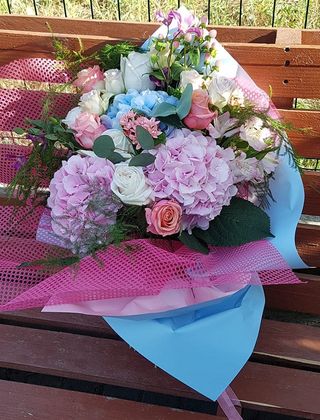 Buchet Hortensii si Trandafiri