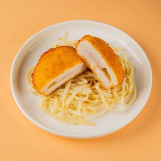 Спагеті з котлетою Кордон блю