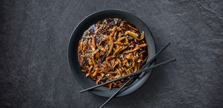 Svinjetina sa paprikom na rezance