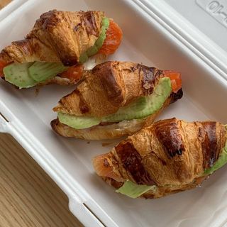 Міні круасани з рибою та авокадо (165 г)