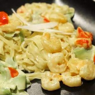 Tagliatelle con gamberi, zucchini e cherry