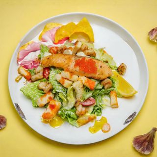 Цезарь с семгой и креветками