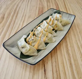 Gyozas fritas de pollo con mahonesa kimchi y cebolla frita (5u)