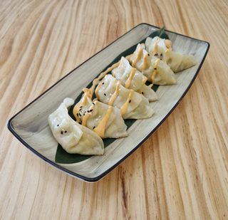 Gyozas fritas de pollo con mahonesa kimchi y cebolla frita (5u)