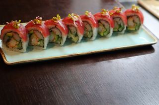 Uramaki tuna roll