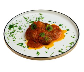 Fettine di “Black Angus” alla pizzaiola con quenelle di salsa Bernaise