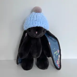Іграшка Кролик чорний з блакитною шапкою 