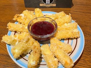 Сир фрі з ягідним соусом (150/25g)