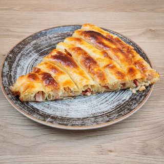 Pita sa dimljenim batakom u kajmaku