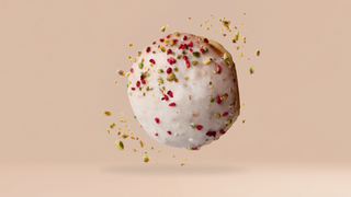 Pączek z nadzieniem pistacjowo malinowym