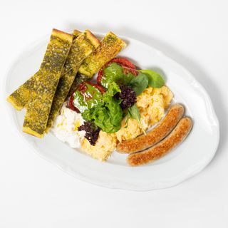 Скрембл с куриными колбасками, печеными томатами, страчателлой и лепешкой 