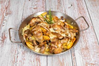 Pollo Scucchiato con patate, funghi e provola