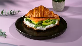 კრუასანი ორაგულით, კრემყველით და ავოკადოთი