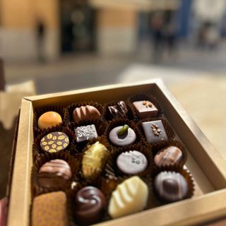 Caja marrón flores (16 Ud)