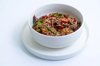 Taietei cu carne de vitel si legume in sos teriyaki