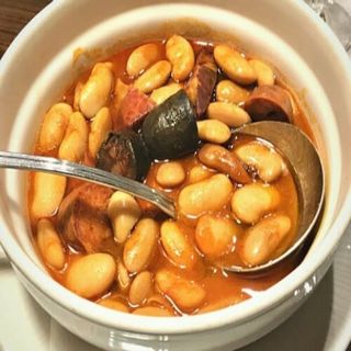 Judión cocido a fuego lento con su compango.