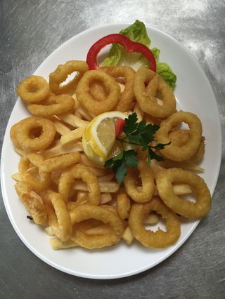 Calamar a la romana cu cartofi prăjiți