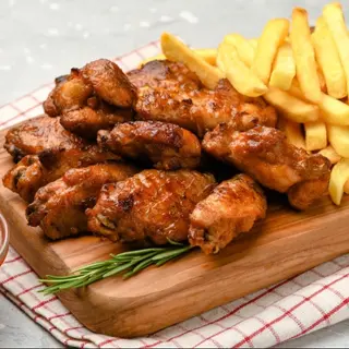Chicken Wings finished in Barbecue Sauce with Chips
