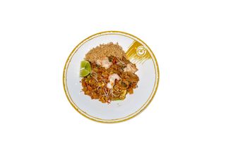 Phad thai khung (Tagliatelle di farina di riso saltate con gamberi,)