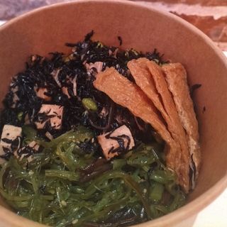 Ensalada De Alga Hijiki, Zanahoria, Raiz De Loto Y Tofu (Vegano)