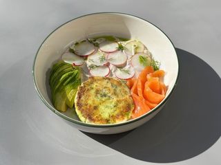 Сирник з бринзою лососем та авокадо (250g)