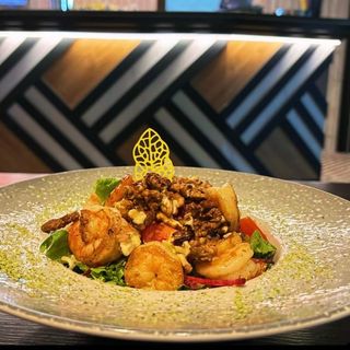 Salată cu creveți și nuci